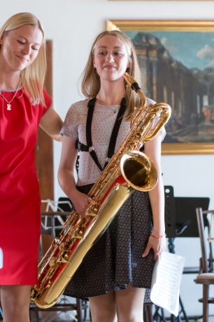 dievča má saxofón
