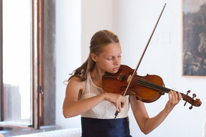dievča hrá na husliach