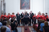 Spevácky zbor v červenom