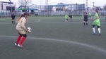 mladé futbalistky hrajúce futbal