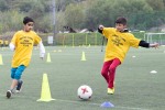 deti z detských domovov hrajú futbal na umelej tráve