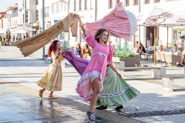 mladí herci a herečky hrajú pouličné divadlo na Zvolenskom námestí