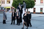 mladí herci a herečky hrajú pouličné divadlo na Zvolenskom námestí