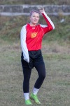 mladé dievča hrajúce futbal